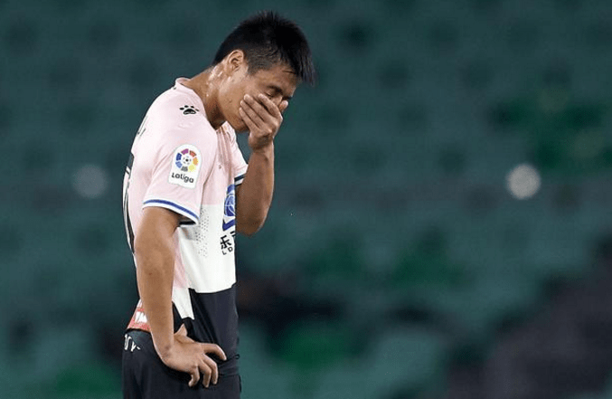  曼联争议红牌引热议，B费染红离场球队惨遭绝杀  