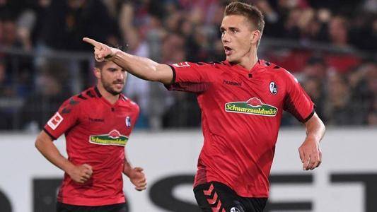  弗赖堡主场逼平拜仁，于帕梅卡诺染红离场  